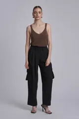 Pantalón cargo negro de corte ancho con bolsillos laterales grandes.