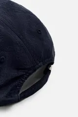 Gorra verde militar de algodón con visera y ajuste trasero.