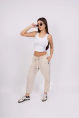 Pantalón capri a rayas verticales color verde y blanco, con cintura elástica y lazo ajustable.