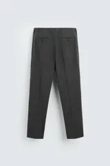 Pantalón de vestir gris oscuro, corte slim fit, confeccionado en tejido con 17% de lana. Cuenta con bolsillos frontales y traseros de vivo con botón. Cierre frontal con cremallera y botón.