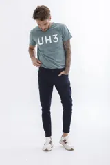 Pantalón de jean azul oscuro, corte skinny, tiro medio y cinco bolsillos.