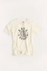 Camiseta color crema de algodón con cuello redondo y mangas cortas. Estampado frontal con diseño varsity en negro que incluye el texto "Zara A Coruña Est. 1975" y un dibujo de un faro.