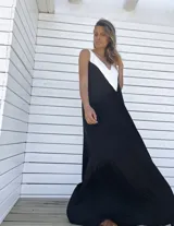 Vestido largo negro con escote en V blanco y corte holgado.