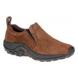 Mocasines de gamuza marrón con suela de goma negra.