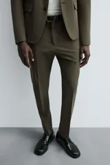 Pantalón de vestir azul marino, de corte slim fit, con bolsillos laterales y traseros de vivo con botón. Se ajusta a la cintura con cierre frontal con cremallera y botón.