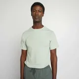 Remera verde jade de corte slim fit y cuello redondo.
