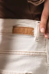 Bermuda de jean negro con lycra y pespuntes en los bordes en tono contrastante.