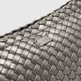 Clutch plateado tejido con asa de mano.