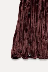 Vestido corto de terciopelo color marrón oscuro con escote redondo, tirantes anchos y detalle de abalorios plateados.