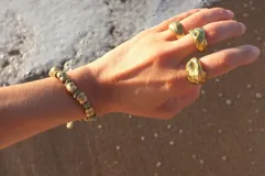 Anillo artesanal elaborado en bronce y alpaca, con diseño orgánico y acabado brillante.
