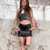 Top halter de noche color gris oscuro con glitter plateado, cuello alto, espalda descubierta y abertura en forma de lágrima en el escote.