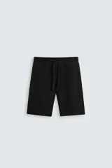 Bermuda negra de corte relaxed fit, con cintura elástica ajustable con cordón, bolsillos frontales y bolsillo trasero de parche.