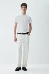 Remera blanca de corte ajustado, con cuello redondo ribeteado y bajo recto. Confeccionada con tejido funcional COOLMAX®, una fibra exclusiva de poliéster de secado rápido que elimina la humedad y regula la temperatura corporal proporcionando un ajuste cómodo y suave.