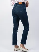 Pantalón de jean azul oscuro, de corte recto y tiro alto.