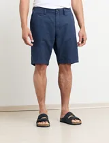 Bermuda de lino azul marino, corte recto y largo a la rodilla.