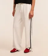 Pantalón wide leg de helanca color blanco, con cintura elástica ajustable con cordón, bolsillos laterales, raya lateral negra y bajo ajustable.