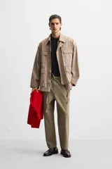 Pantalón de hombre color beige, corte carrot fit, con cintura elástica ajustable con cordón, bolsillos frontales y bolsillo trasero de plastrón.