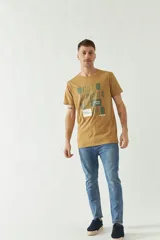 Remera color ocre de manga corta con cuello redondo y estampado frontal con texto en verde y blanco.