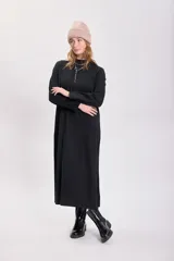Vestido midi negro de corte recto y mangas largas.