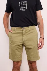 Bermuda de gabardina color verde oliva, con bolsillos laterales y traseros. Cierre frontal con botón y cremallera.