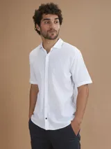Camisa blanca de lino y algodón, de manga corta y corte clásico.