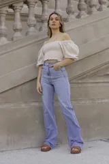 Pantalón de jean celeste, corte wide leg, tiro alto y ruedo con dobladillo.