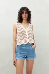 Short de denim azul con dobladillo fijo y bolsillos delanteros y traseros.
