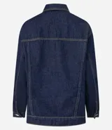 Campera trucker de jeans azul oscuro, corte amplio, con cuello clásico, cierre frontal con botones blancos, mangas largas y bolsillos delanteros con solapa.