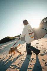 Hoodie color natural con estampado en la espalda con la frase "Glassy Waves" y dibujos de palmeras, labios y tablas de surf.