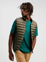 Chaleco puffer color negro con bolsillos, ligero y versátil, diseñado para ofrecer calidez y comodidad en climas frescos.