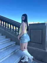 Minifalda de jean celeste con efecto lavado, tiro bajo y bolsillos delanteros y traseros.