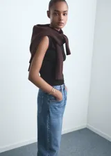 Jeans de mujer, tiro alto, estilo barrel o balloon, confeccionados en tejido de algodón estilo tejano vaquero. Presentan cinco bolsillos y cierre delantero de cremallera y botón.