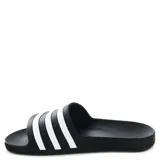 Chanclas Adidas Adilette Aqua negras con tres tiras blancas horizontales sobre el empeine.