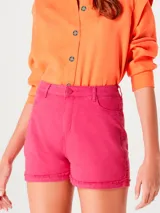 Short de jean color verde esmeralda, de tiro alto y corte recto.