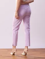 Pantalón verde esmeralda de gabardina elastizada, marca Zac & Rachel. Corte recto, pretina ancha pespunteada, bolsillos simulados y largo al tobillo.