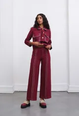 Pantalón recto burdeos con corte vertical en el frente y la espalda, diseño moderno.