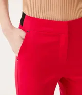 Pantalón de vestir color verde claro, de corte recto, con bolsillos laterales y traseros.