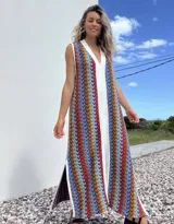 Vestido largo de tejido con diseño geométrico en tonos celeste, marrón, rojo y blanco. Tiene escote en V y aberturas laterales.