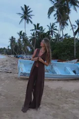 Chaleco largo marrón de tejido de punto, con ganchito en el pecho.