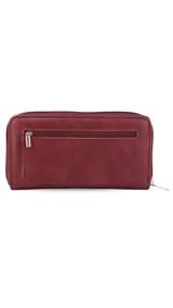 Billetera larga color beige, con solapa y broche a presión. Tiene un compartimento frontal con tarjeteros, visor y bolsillos, y un compartimento posterior con monedero con cierre, tarjeteros y bolsillos. Incluye un bolsillo trasero con cierre.