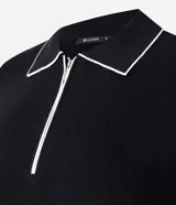 Blusa de punto negra de manga corta, ajustada al cuerpo, con cuello polo y ribetes blancos contrastantes. Presenta un cierre frontal con cremallera en el escote.