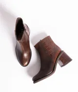 Bota corta de cuero marrón con detalle de cuero con textura de cocodrilo en el lateral y en el taco. Tiene cierre del lado interno y taco de madera forrada en cuero de 7cm.