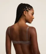 Soutien push up blanco de microfibra con detalles de encaje, breteles ajustables y copa.