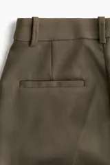 Pantalón tobillero color marrón, de corte ajustado y tiro medio.