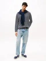 Zapatillas deportivas Tommy Jeans de corte bajo, estilo running, en tonos de azul marino y azul medio, con detalles en gris claro. Presentan una combinación de texturas en el exterior (gamuza, malla y poliéster liso) y cordones blancos. Cuentan con el logo de Tommy Jeans en el lateral.