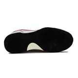 Championes Diadora Maverick Pride, color blanco con detalles en rojo, azul y negro. Cordones color violeta.