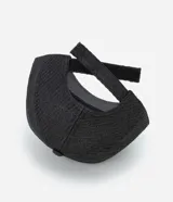 Gorra de paja color negro con visera curva y ajuste trasero con velcro.