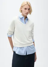 Sweater blanco de punto fino con cuello en pico y manga larga.