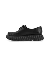 Zapato acordonado de cuero negro con suela track de goma.