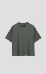 Remera de manga corta y cuello redondo, color verde militar, con calce boxy fit, caracterizada por ser ligeramente más corta y tener mangas amplias.